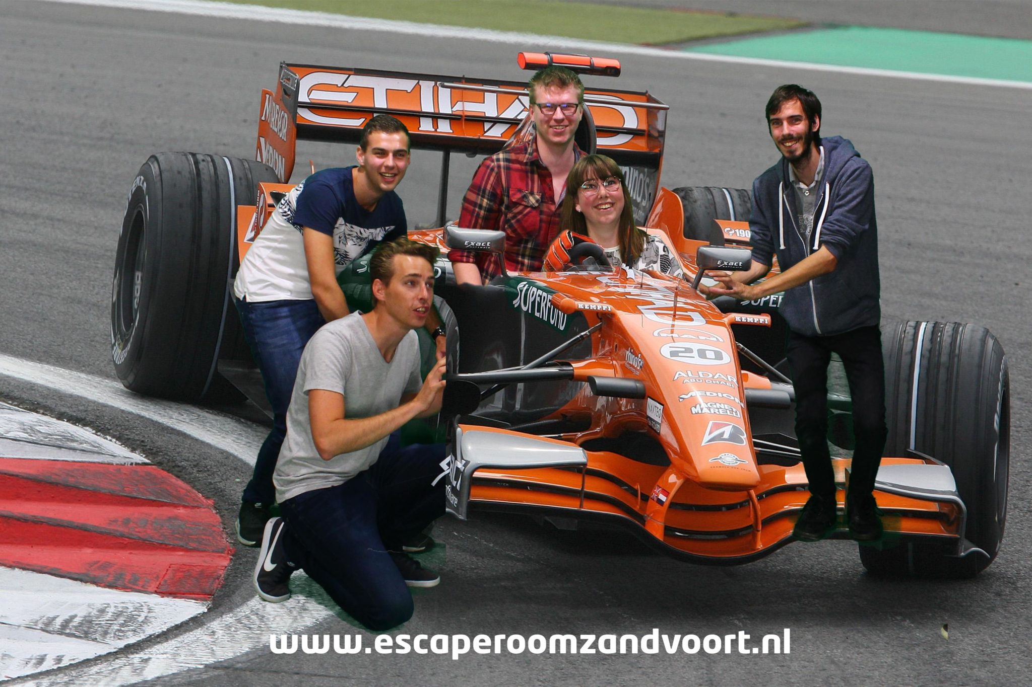 Racewagen met collega's escaperoom zandvoort